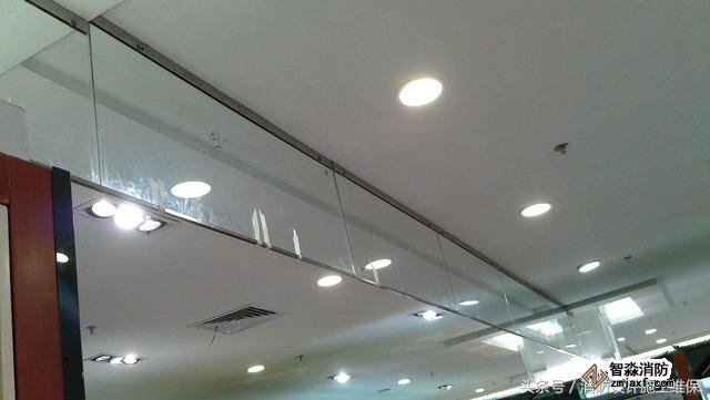 防煙系統(tǒng)之擋煙垂壁，地下汽車庫和商場常見